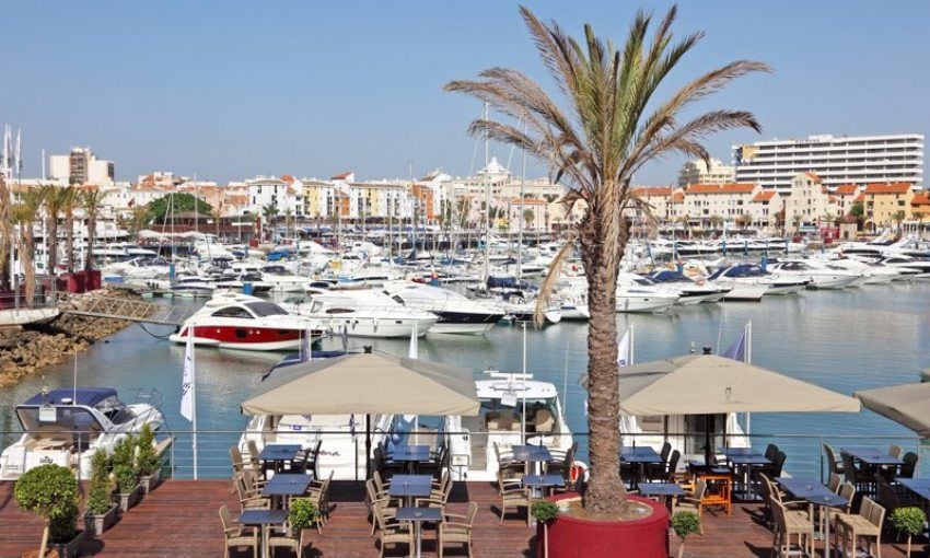 Muchos restaurantes abren sus terrazas al puerto.