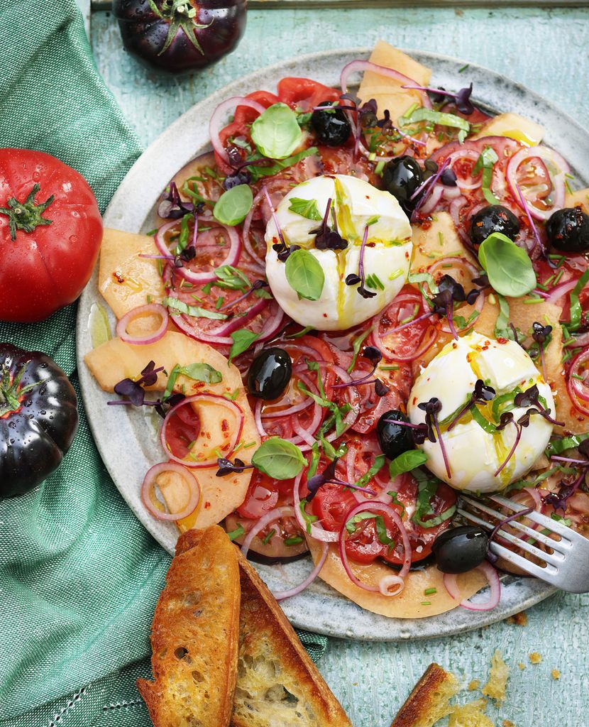Carpaccio de melón con tomates y burrata.