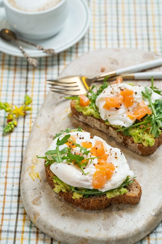Huevos y tosta de aguacate 