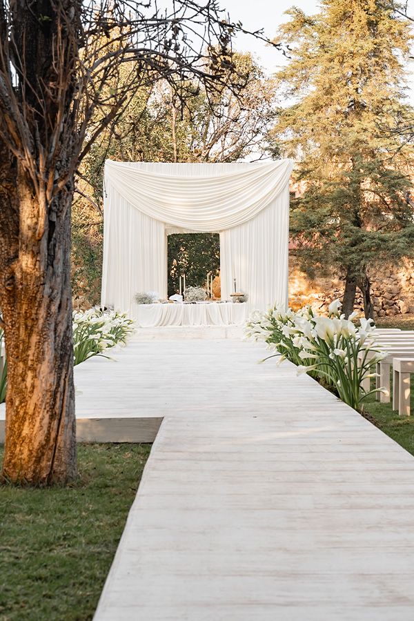 La ceremonia se llevó a cabo en los imponentes jardines de la histórica hacienda.