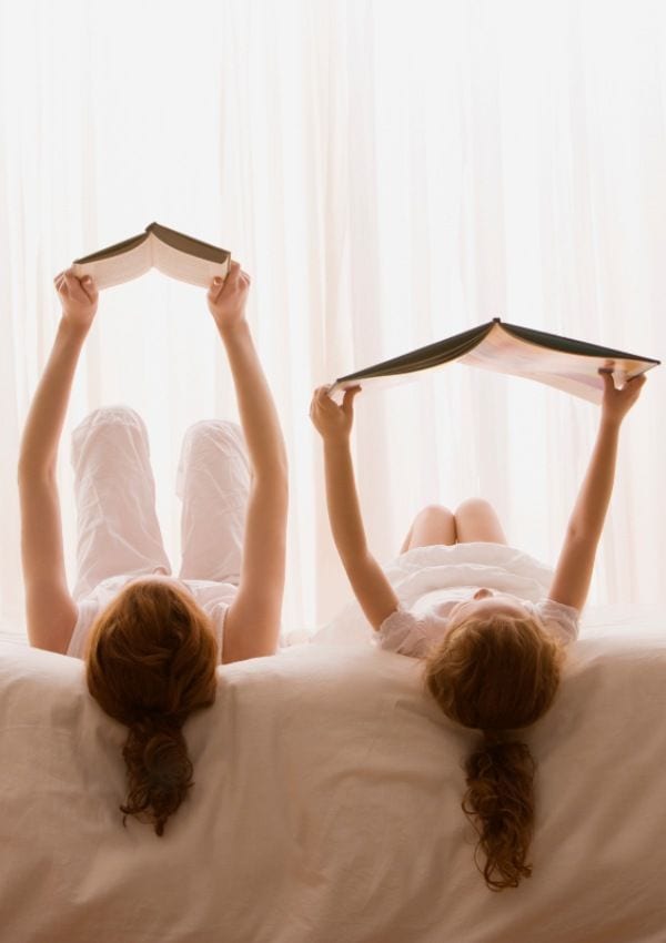 Madre e hija leyendo un libro