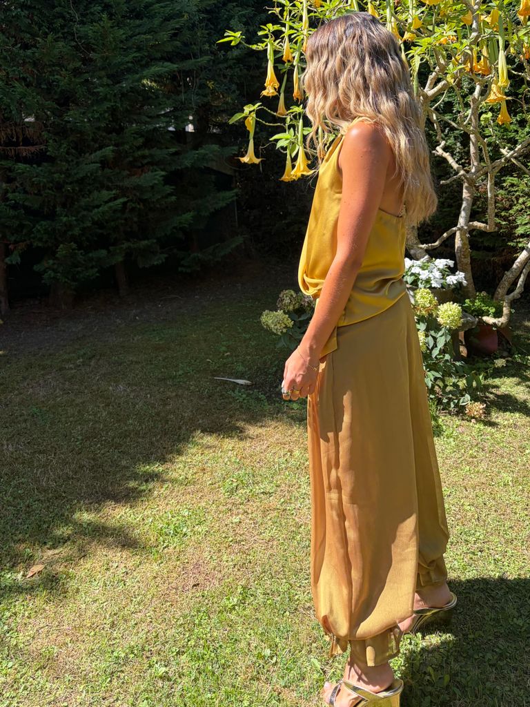 Look de invitada en una boda en Asturias con conjunto de Bimani