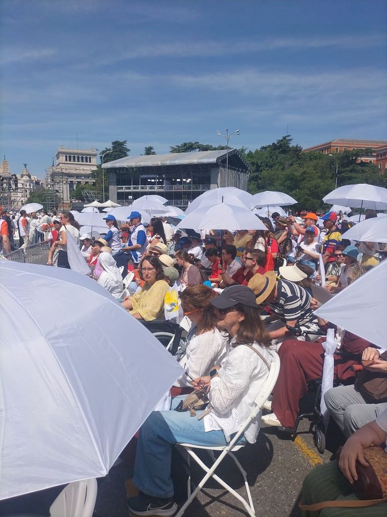 La gente se ha protegido de calor con paraguas y gorras