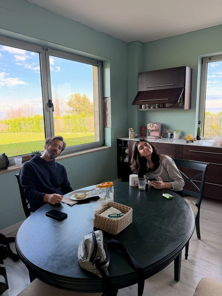 Lucía, hija de Blanca, junto a Quique