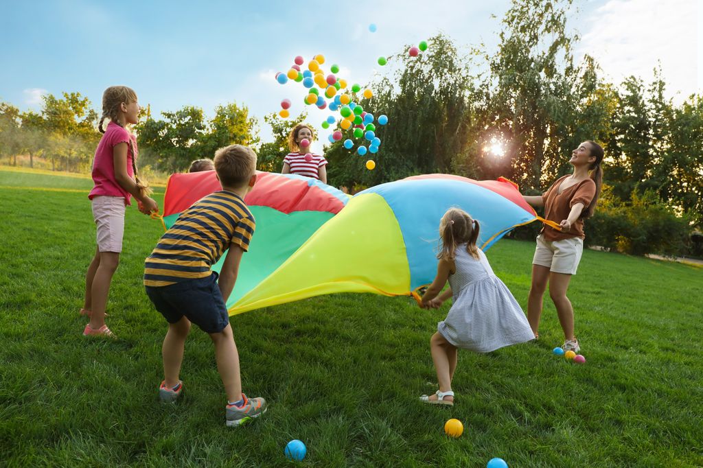 grupo de niños jugando al aire libre en verano