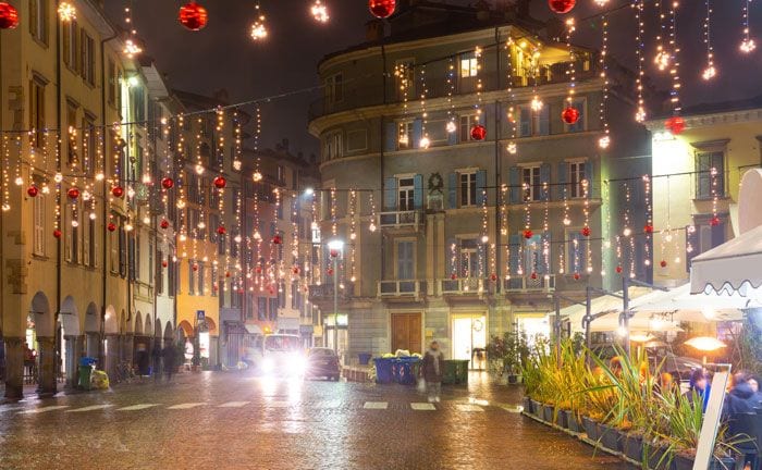 ciudad iluminada por Navidad