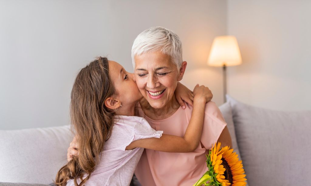nieta regala una flor a su abuela