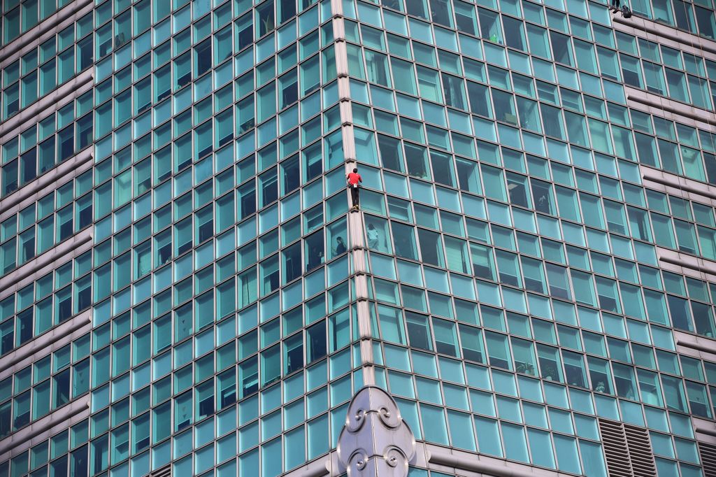 Las impactantes imágenes de Alex Honnold, el hombre que desafió a la muerte en lo alto de un rascacielos