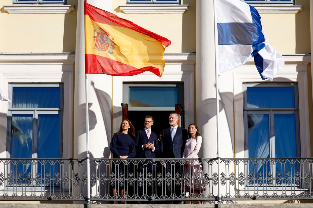 Imagen de los Reyes con el matrimonio presidencial de Finlandia en el balcón del Palacio de Helsinki con las banderas españolas y finlandesa ondeando