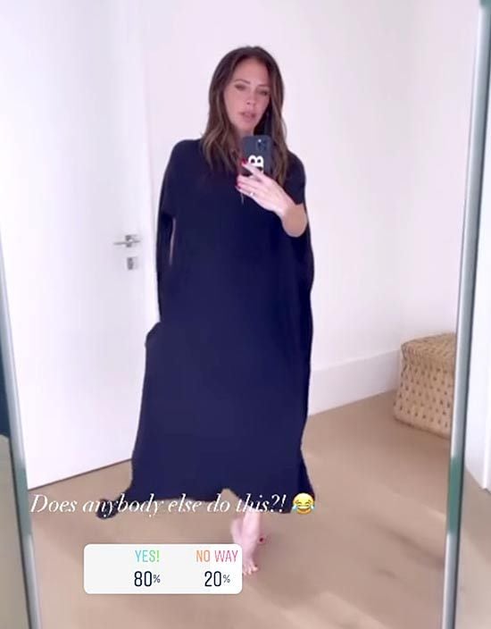 Victoria Beckham con un vestido azul