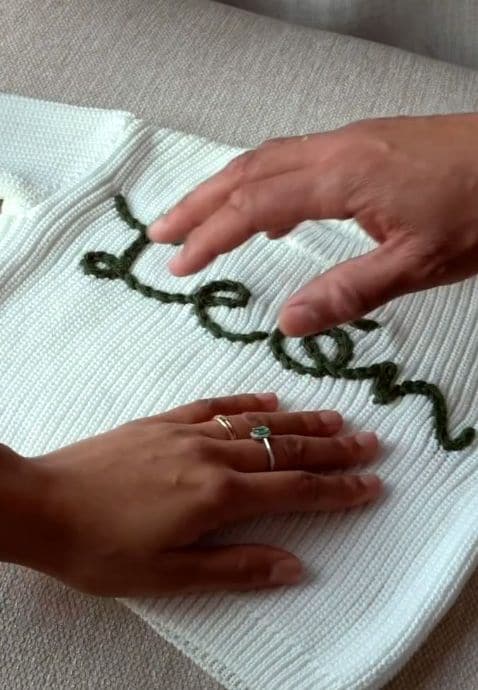 La atleta ya prepara la ropita del bebé con su nombre, León