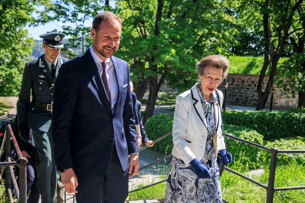 La princesa Ana es madrina del rey Haakon VIII de Noruega.
