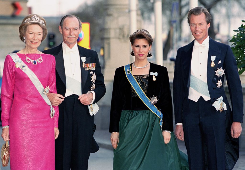 Los Grandes Duques Juan y Josefina Carlota con su hijo, el Gran Duque Enrique y su mujer, la Gran Duquesa María Teresa, en el 50 cumpleaños de Carlos Gustavo de Suecia