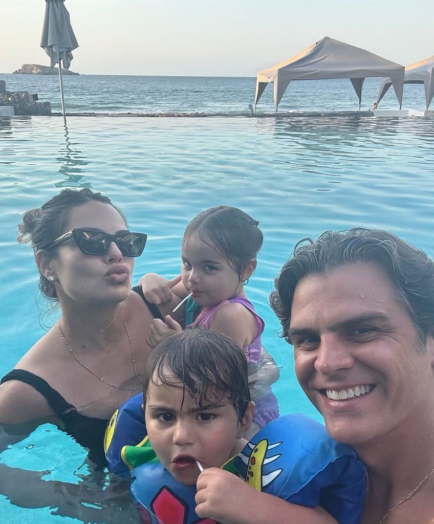 Ximena Navarrete con su esposo y sus hijos en sus últimas vacaciones en la playa como una familia de cuatro integrantes