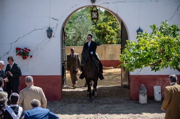 'El Marqués' cuenta con escenariosde las localidades andaluzas de Carmona, Alcalá de Guadaira, Mairena del Alcor, Sevilla y Huelva, así como diversos enclaves de Ceuta, Madrid y Barcelona.