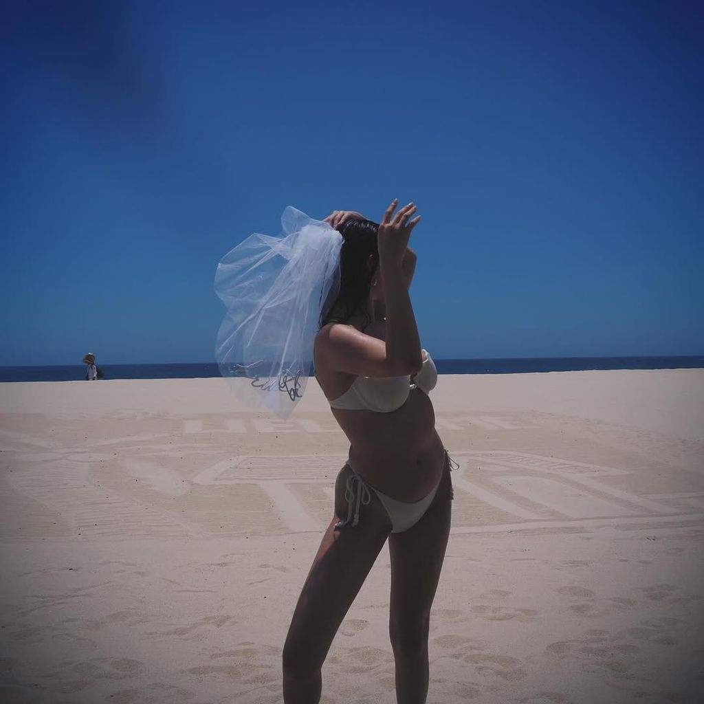 La futura esposa de Benny Blanco en un bikini blanco. 