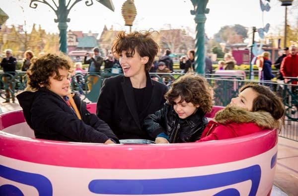 Paz Vega disfrutó como una niña en una de las atracciones más míticas de Disneyland París, las tazas del sombrero loco
