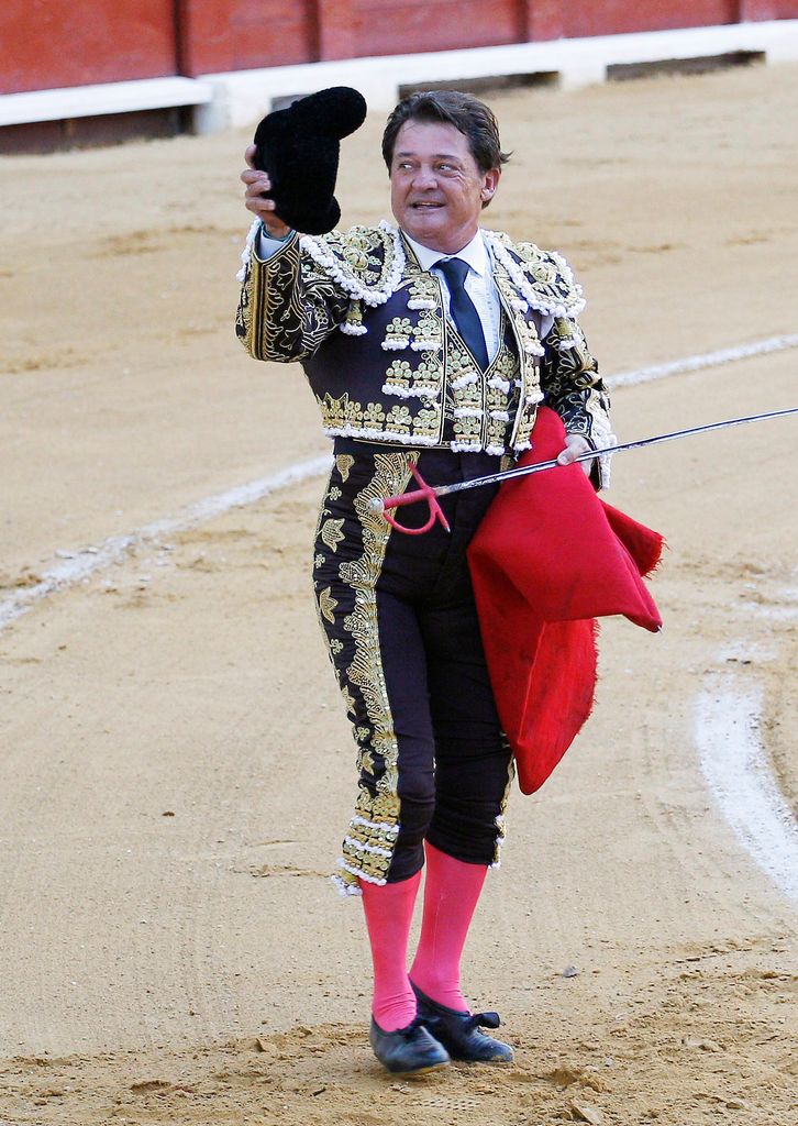 Plano entero de Vicente Ruiz 'El Soro' saludando tras una corrida de toros