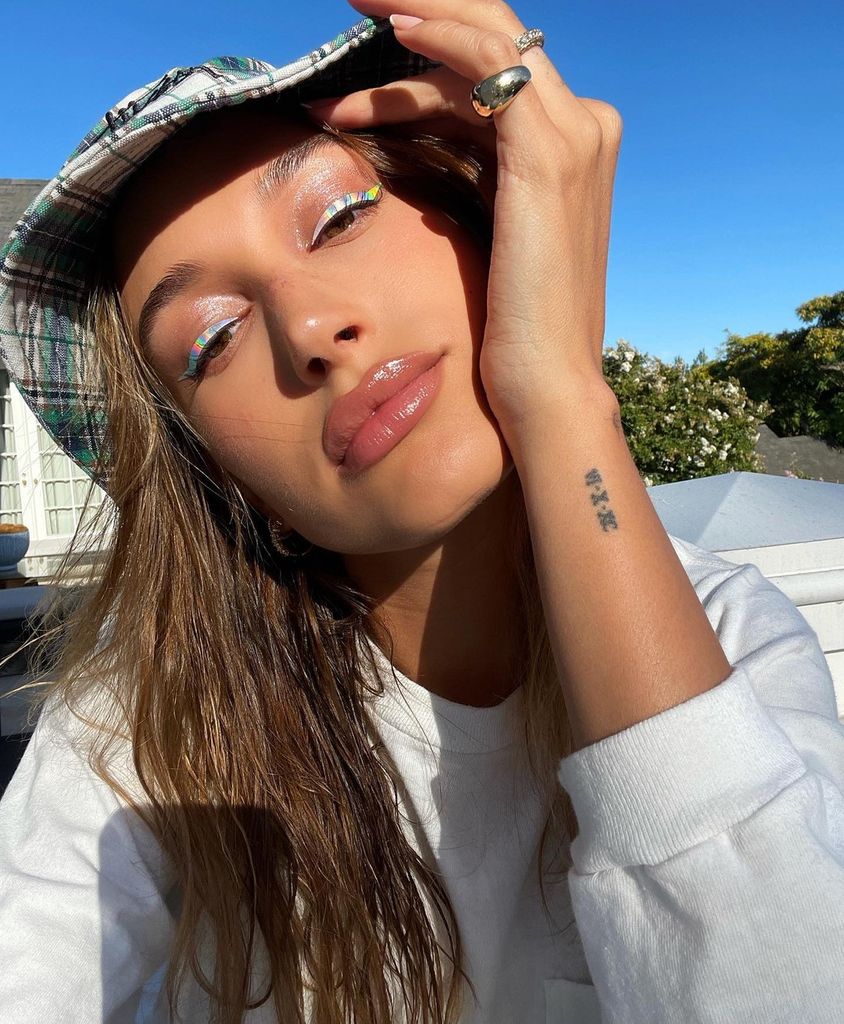 Hailey Bieber y su tatuaje en la muñeca