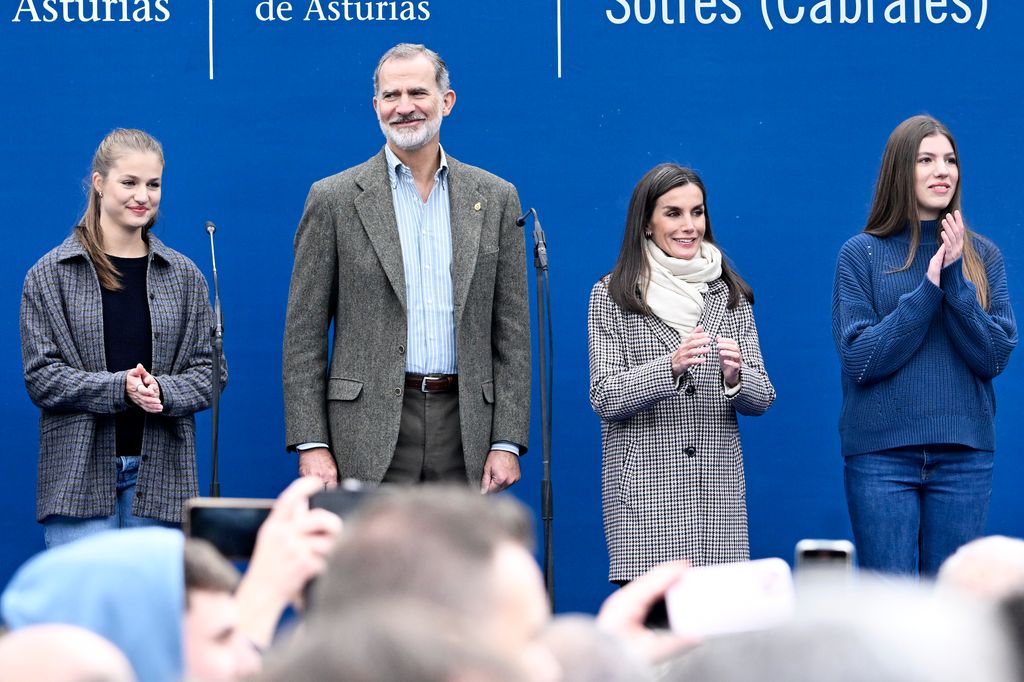 Plano entero de la familia real durante la entrega del premio Pueblo Ejemplar 2024