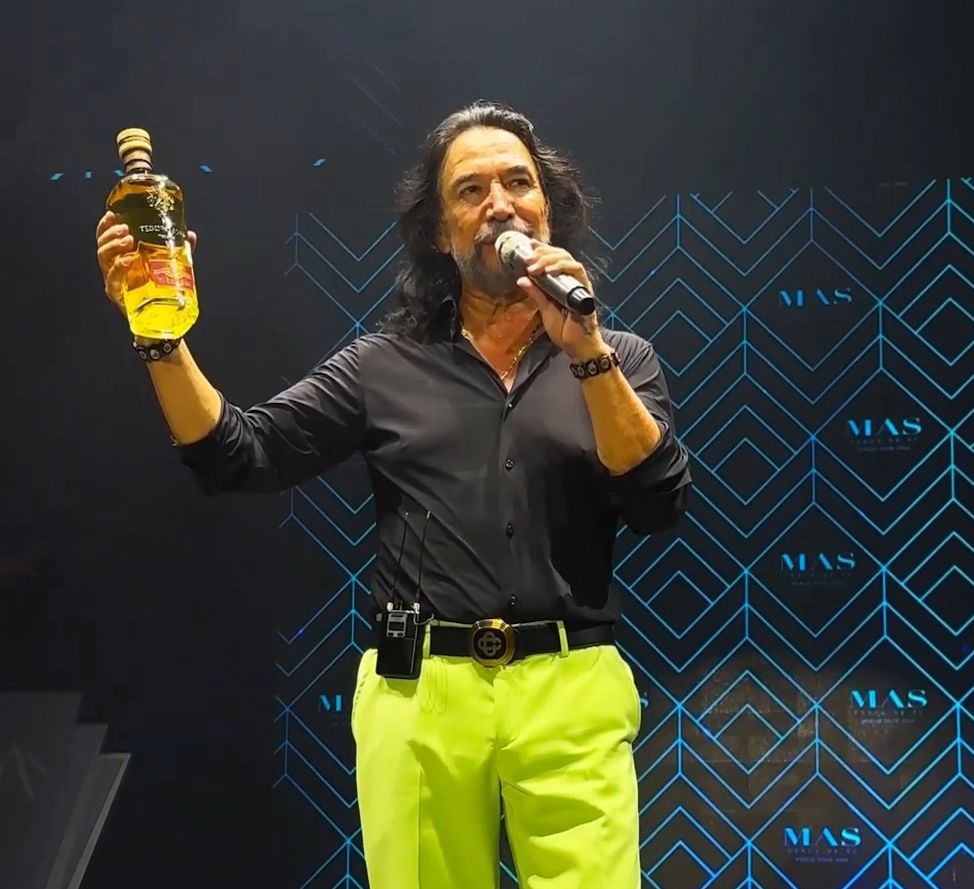 Marco Antonio Solís demostró su amor a México a través de su marca de tequila Tesoro Azul.