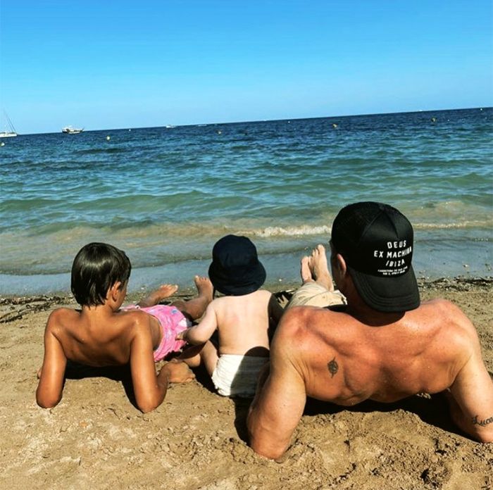 Fonsi Nieto, con sus dos hijos