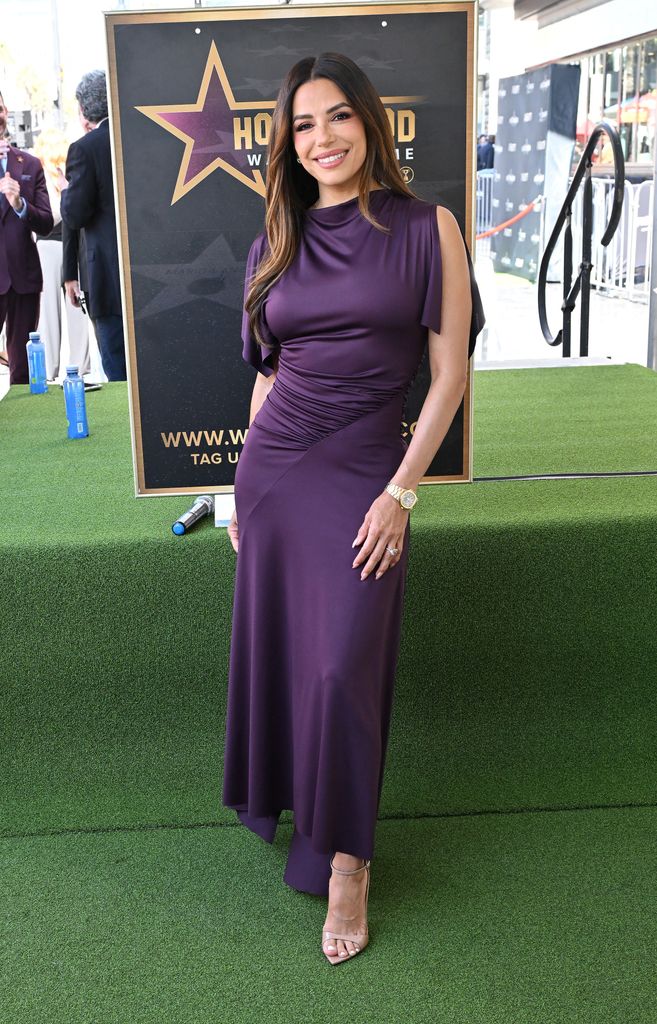 Loongoria apuesta por llevar pedicure en tonos lechosos.
