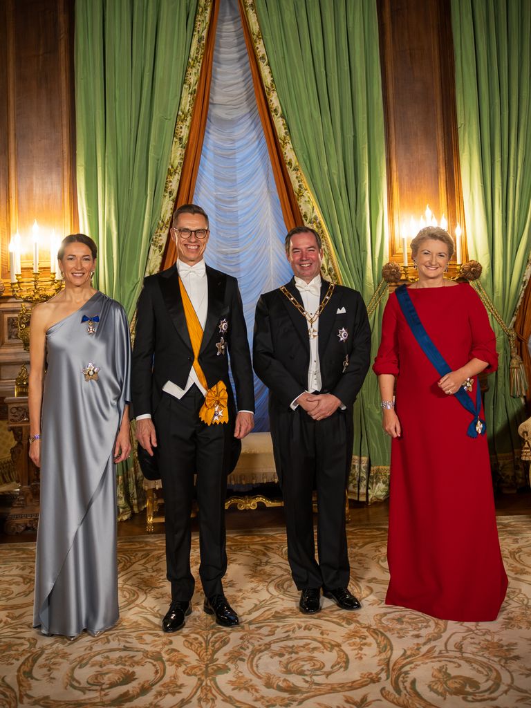 Los Grandes Duques Guillermo y Stéphanie de Luxemburgo posan junto al presidente de Finlandia, Alexander Stubb, y su esposa, Suzanne Innes-Stubb