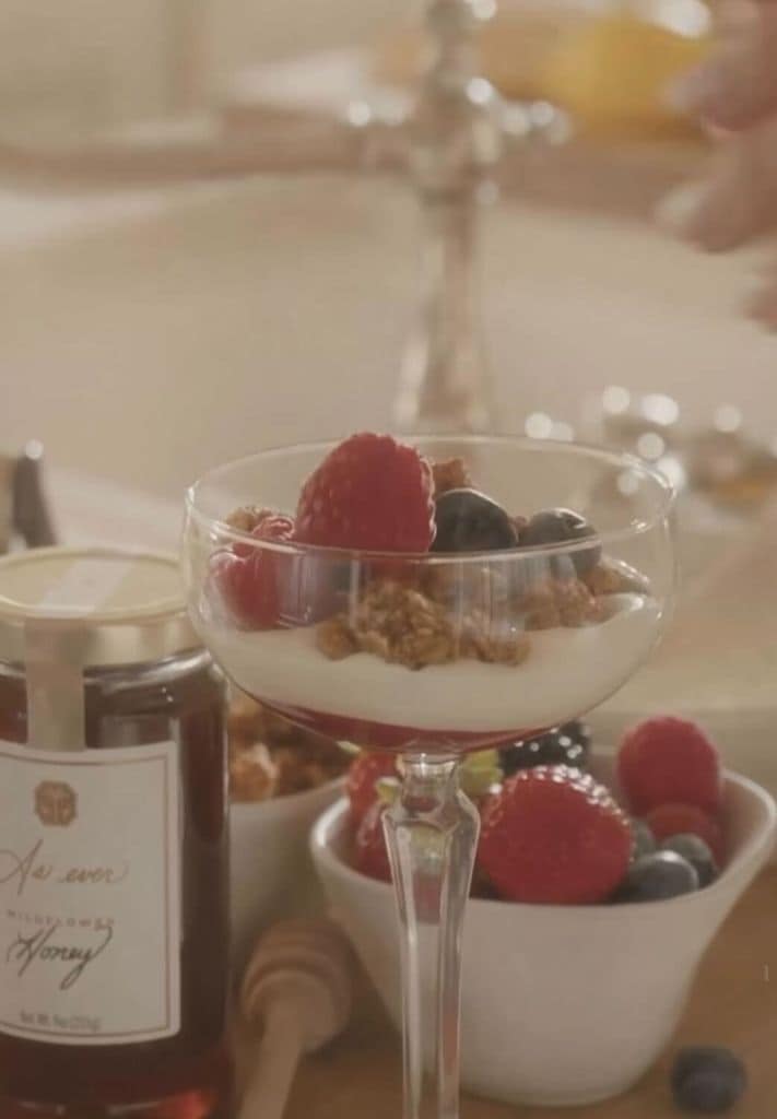 La estación de yogurt de Meghan Markle, con frutos del bosque y miel.