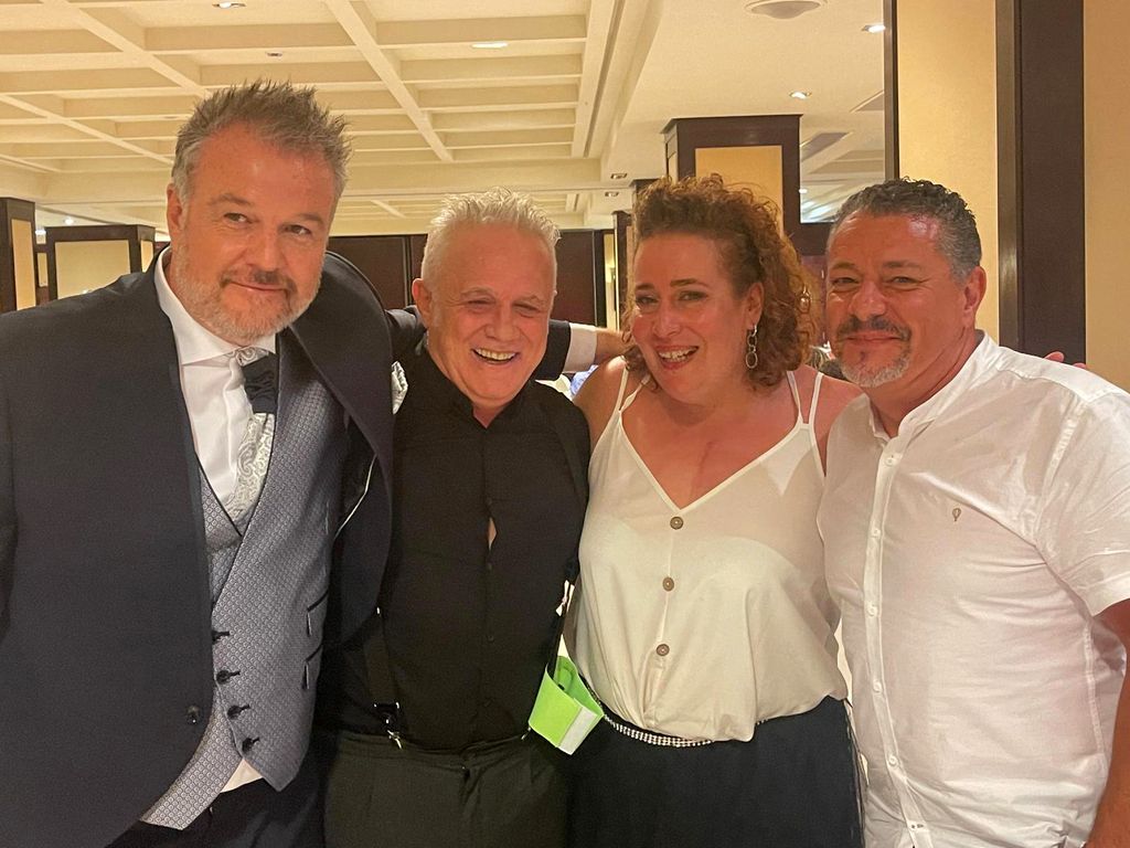 Boda de Íñigo González, concursante de GH1, rodeado de sus compañeros de concurso