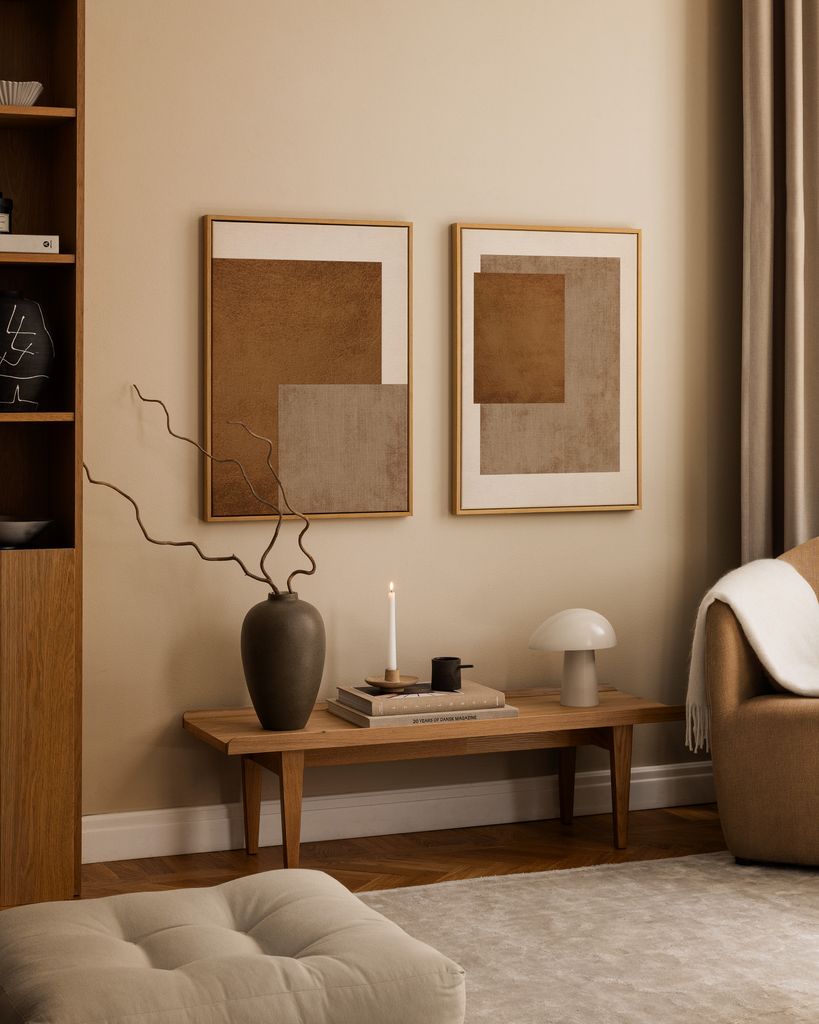 Pared decorada con láminas en tonos tierra