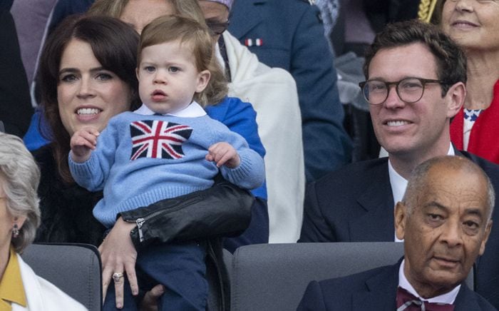Eugenia de York y Jack Brooksbank con su hijo