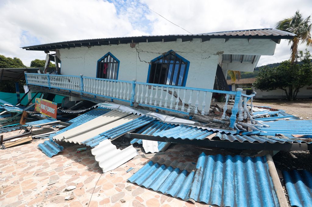 Una casa destrozada en Paratebueno, en el departamento de Cundinamarca (Colombia)