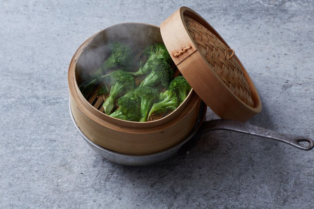 Vaporera de bambú con brócoli