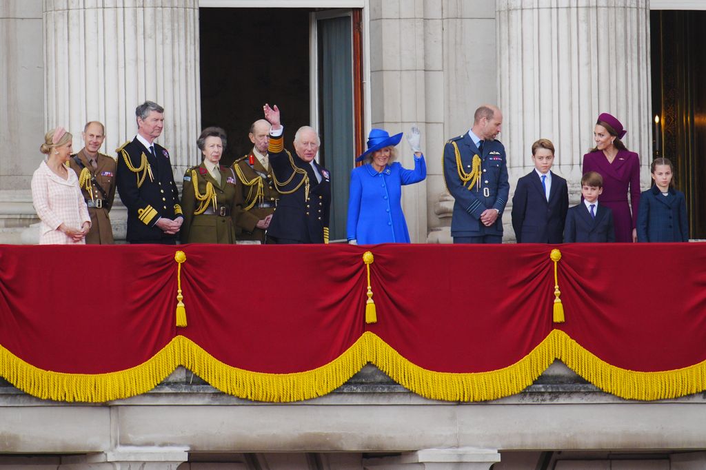 La Familia Real británica, Los reyes Carlos y Camilla, El príncipe Guillermo, Kate Middleton y sus tres hijos en los actos con motivo del 80 aniversario del fin de la Segunda Guerra Mundial 