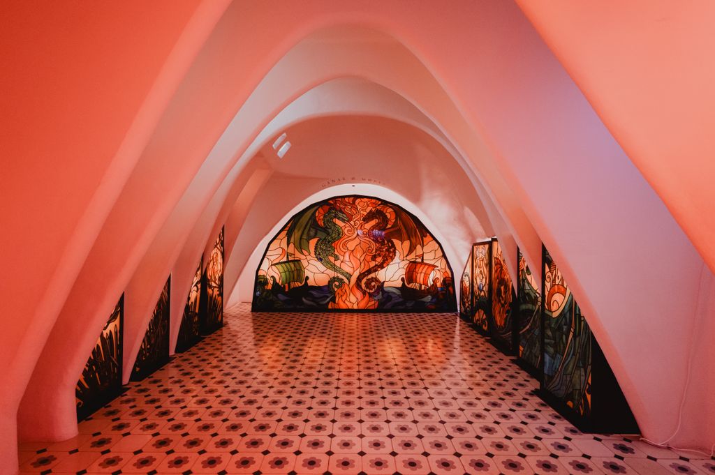 Las vidrieras de 'La Casa del Dragón' de estética modernista y Art Nouveau