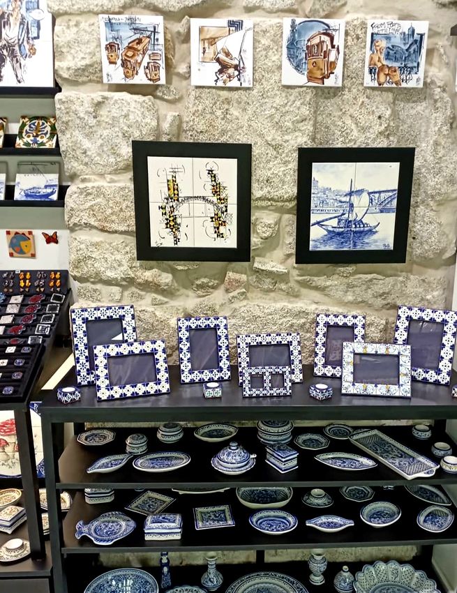 Algunos sourvenirs en Prometeu Artesanato, cadena local de tiendas de recuerdos.