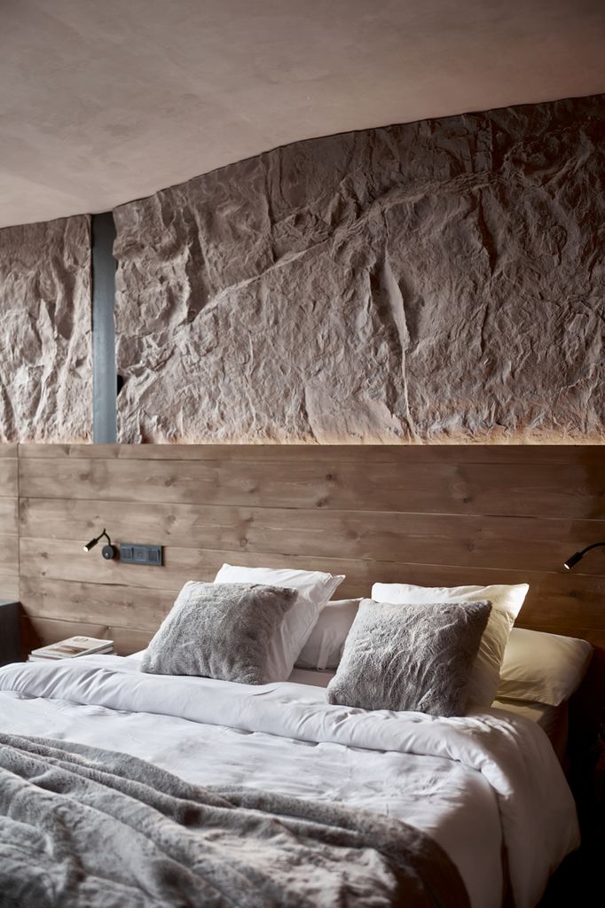 Dormitorio con paredes de piedra 