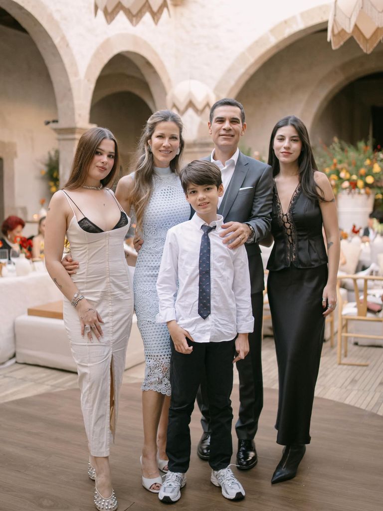 Jaydy Michel posó con su hija Manuela y el pequeño Leonardo, su esposo Rafa Márquez y su hija Rafaela