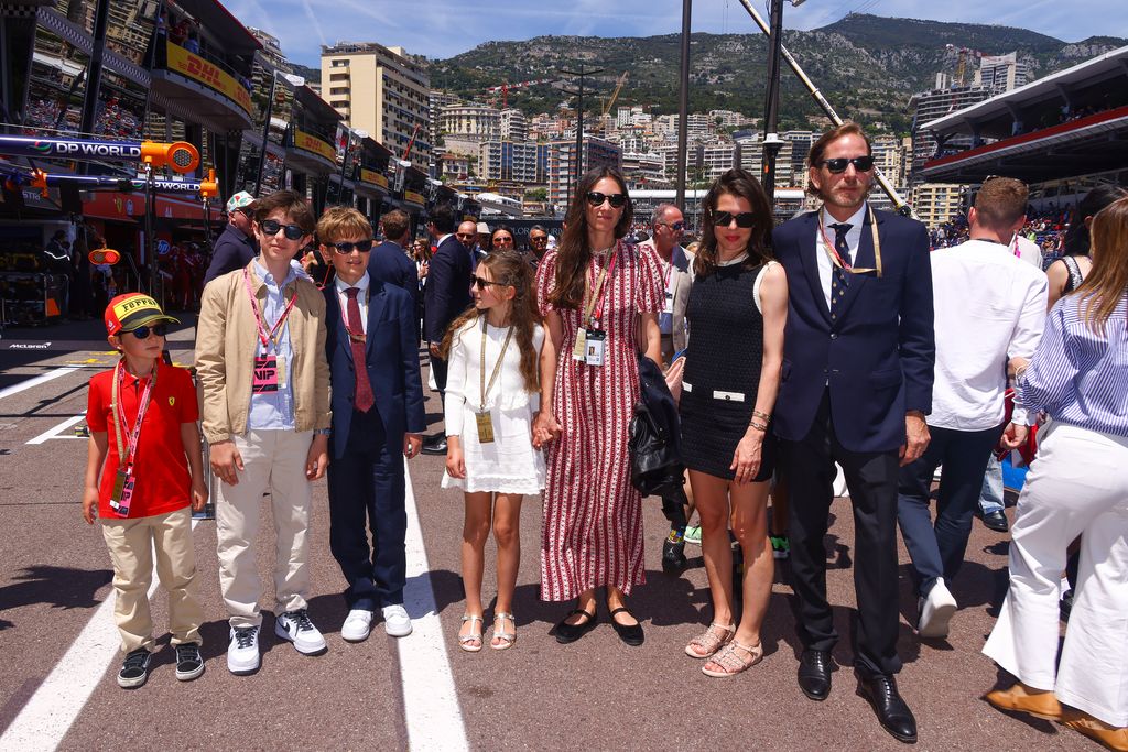 Carlota Casiraghi, su hermano Andrea y su esposa Tatiana Santo Domingo disfrutando de una caminata por Paddock junto a los más pequeños de la familia Grimaldi