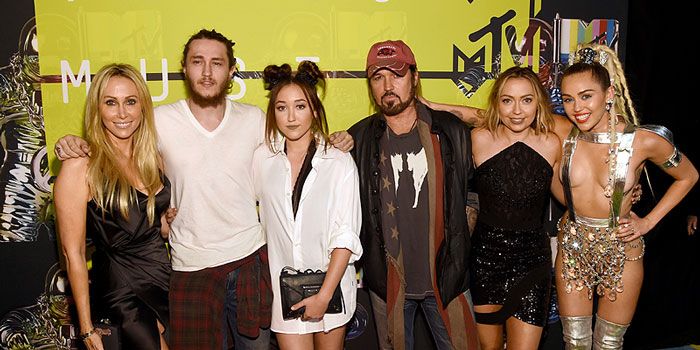 La familia Cyrus en la gala de los premios MTV 