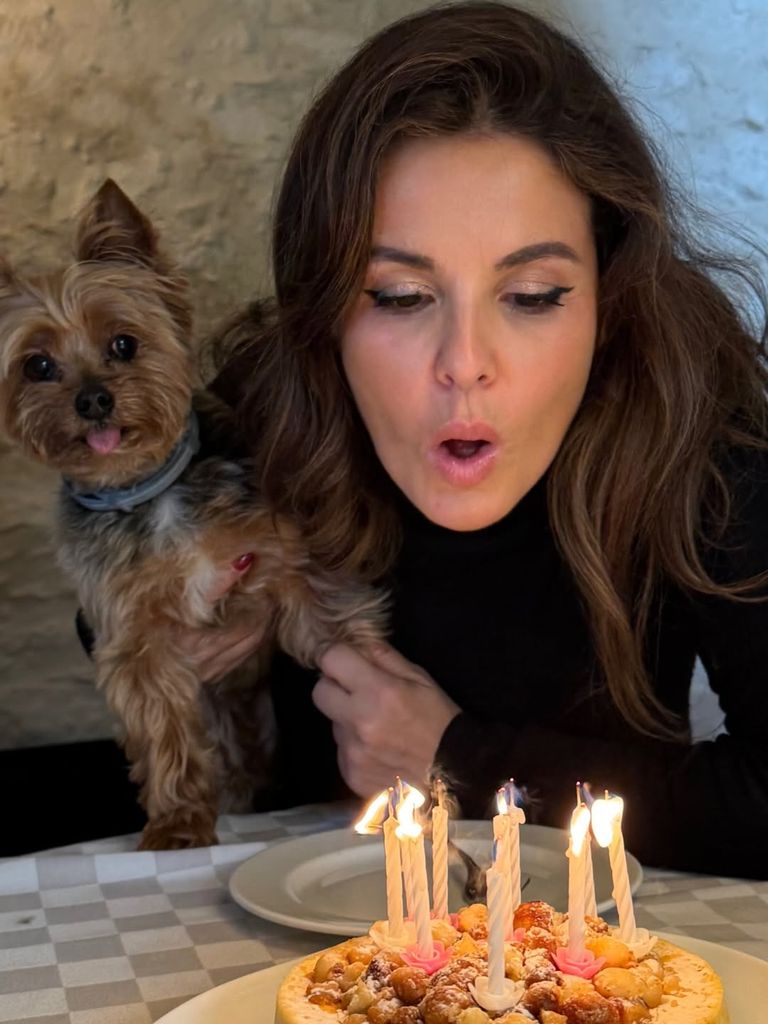 Marta soplando las velas de su pastel