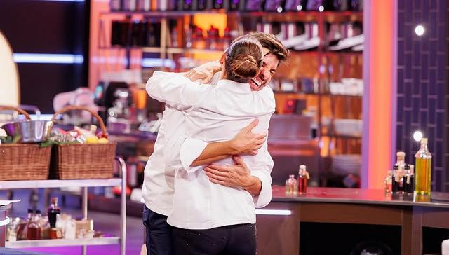 La ganadora de la edición abrazada a Miguel Torres