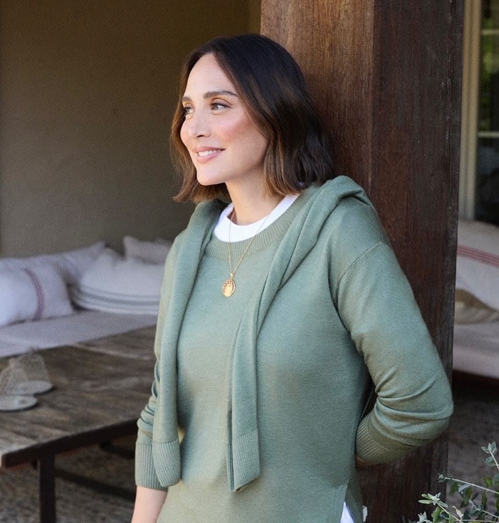Tamara Falcó con look de maquillaje favorecedor y conjunto de Falconeri