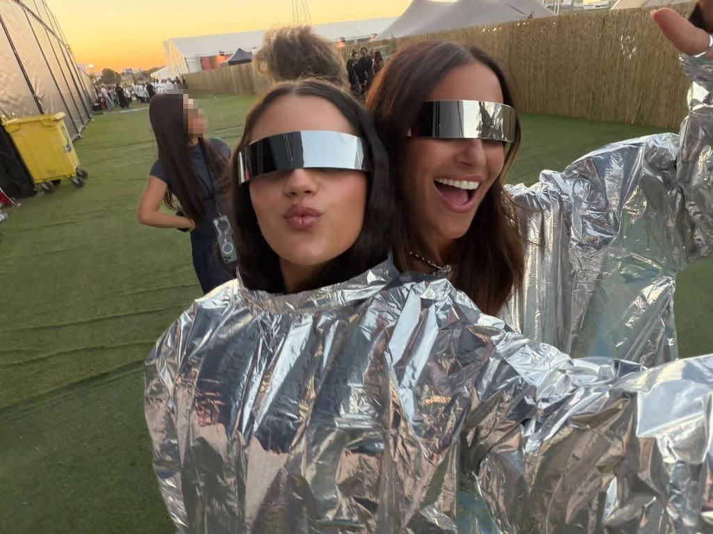 Paula y Daniella con el estilismo futurista con el que aparecieron en el concierto de Shakira