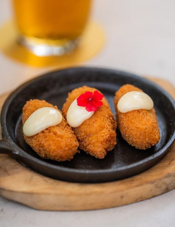 Croqueta de sobrasada con alioli de ajo asado y miel, propuesta del hotel Renaissance Barcelona.
