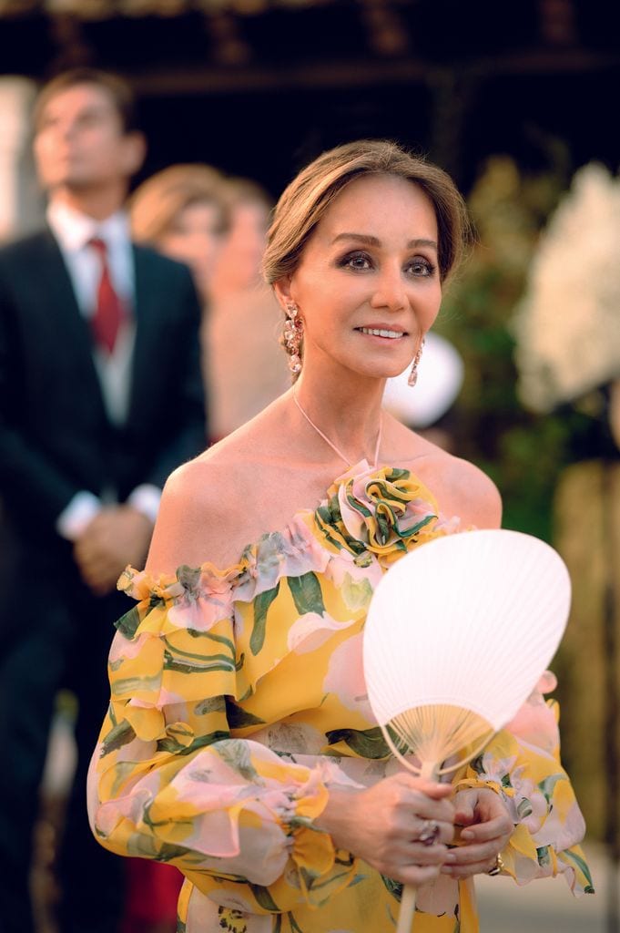 Isabel Preysler fascinó con su diseño exclusivo en la boda de su hija Tamara Falcó.