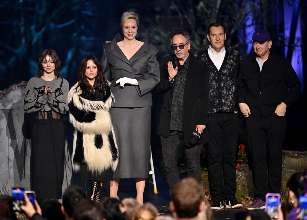 Emma Myers, Jenna Ortega, Gwendoline Christie, Tim Burton, Miles Millar y Alfred Gough en la gira promocional de Merlina.