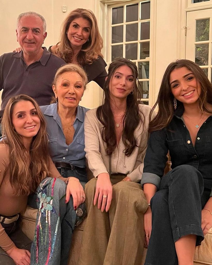 Farah Diba con familiares suyos posando en fiestas navideñas
