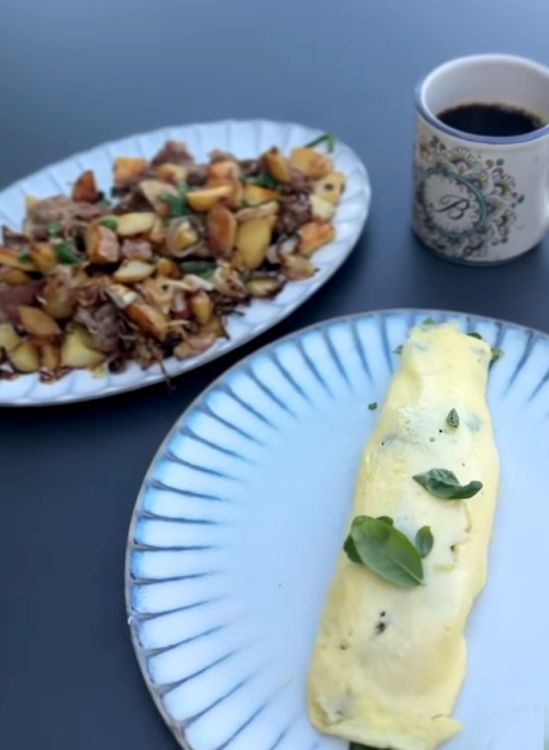 La tortilla elaborada por la actriz, acompañada del salteado de patatas.